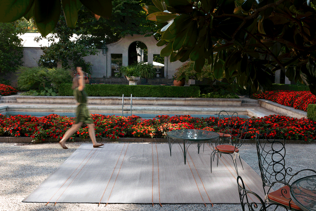 PASSO_DOPPIO_argento-felt34_274x365cm_ambientata_GIF